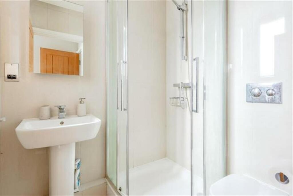 Apartment in Mid Sussex, East Grinstead - More