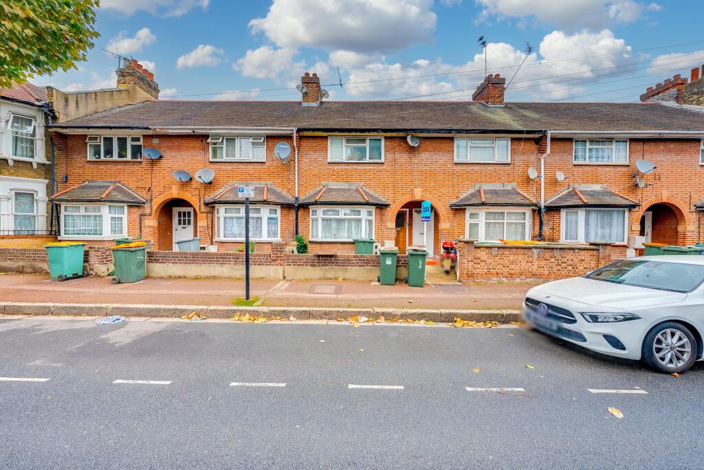 1-bed flat on Goldsmith Avenue, London, E12, £210,000
