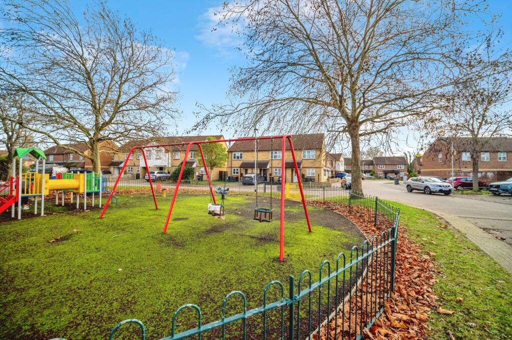 Edinburgh Close, Bedford, MK42 photo 4