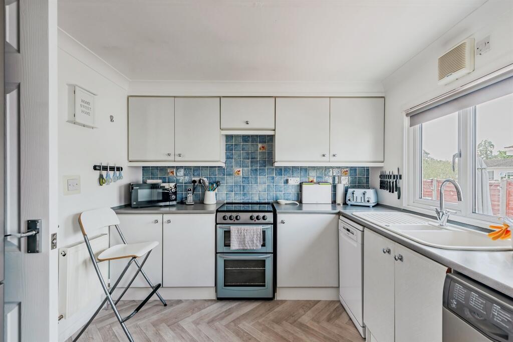 House in Tandridge, Burstow - View 4