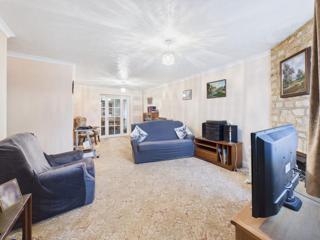 Savernake Drive, Calne, SN11 0DN photo 2