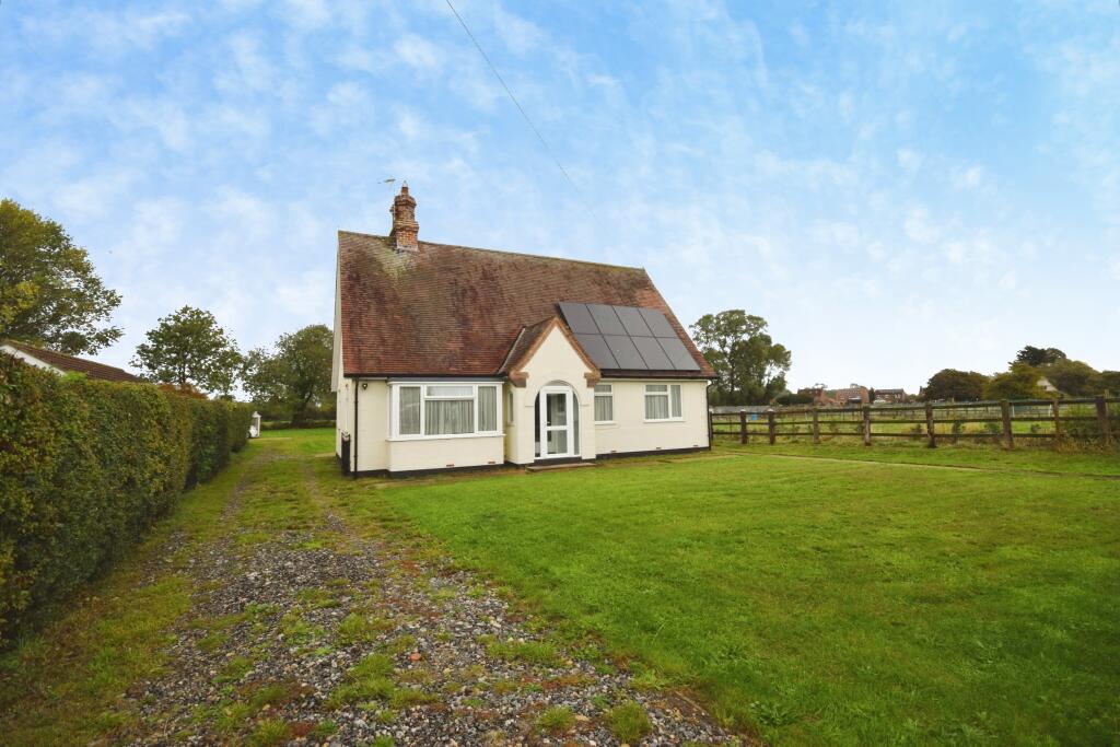 2-bed detached on Wainfleet Road, Irby In The Marsh, PE24, £300,000