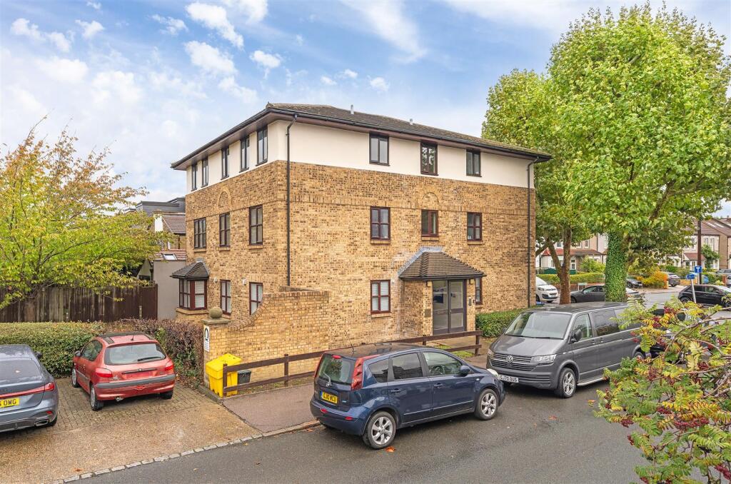 2-bed flat on Somerville Road, Penge, London, SE20, £270,000