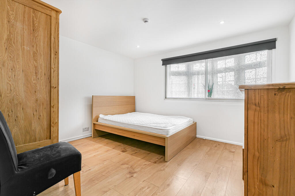 Woodham Lane, New Haw, Addlestone, Surrey, KT15 photo 4