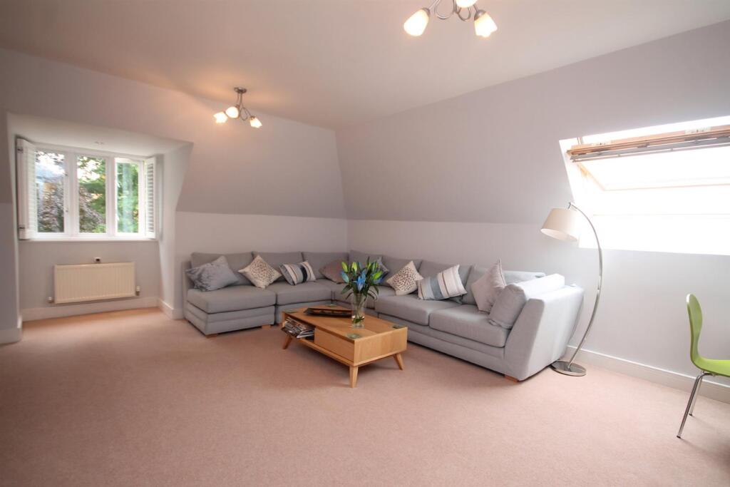 Apartment in Mole Valley, Leatherhead - View 2