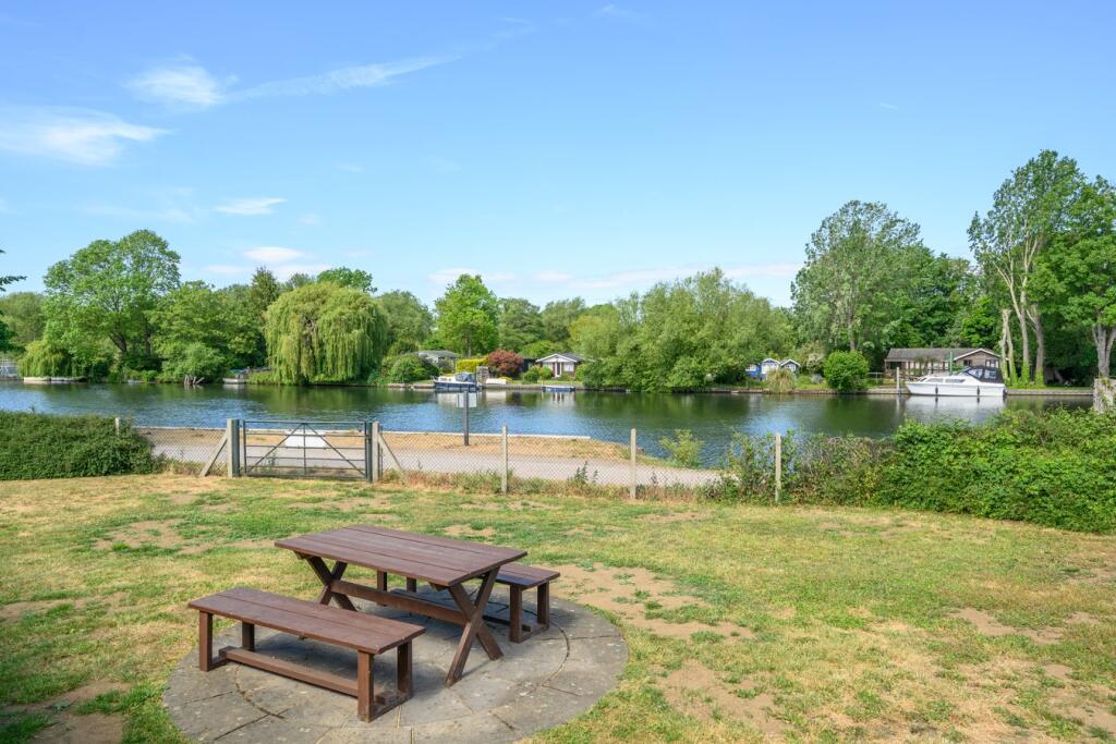 Armstrong Close, Walton-on-Thames, KT12 – pohled 2