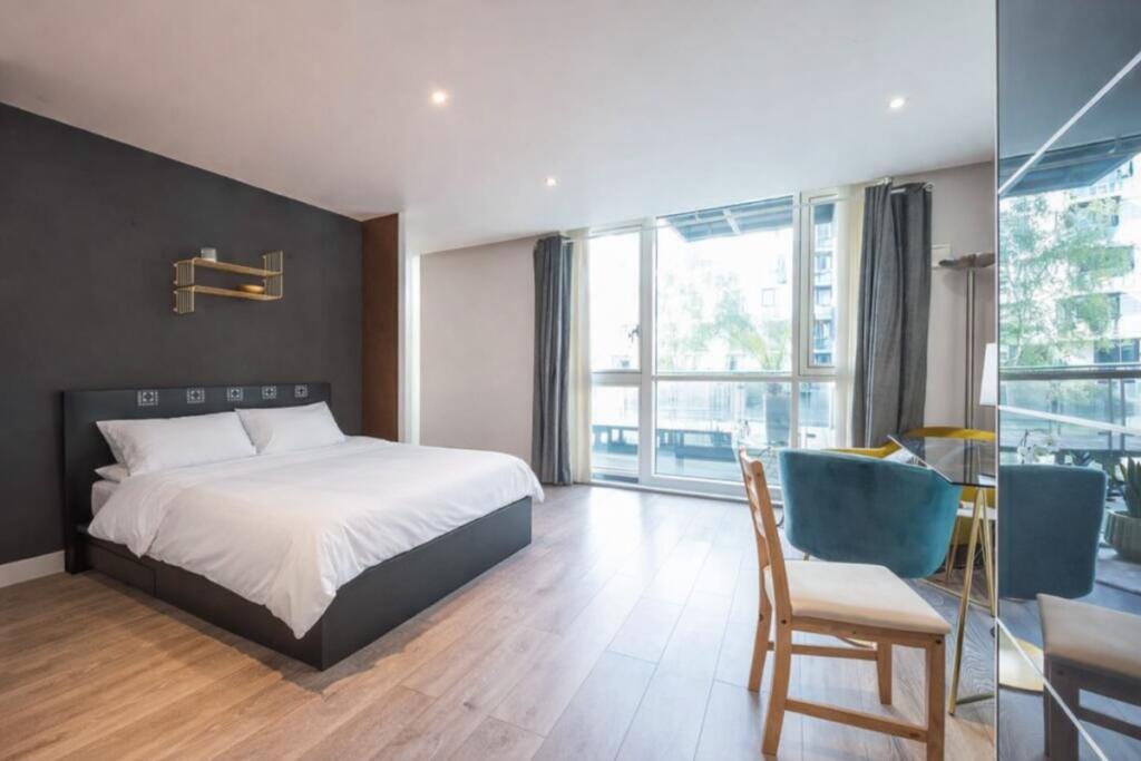 Main image of property: Times Square, Leman Street, E1