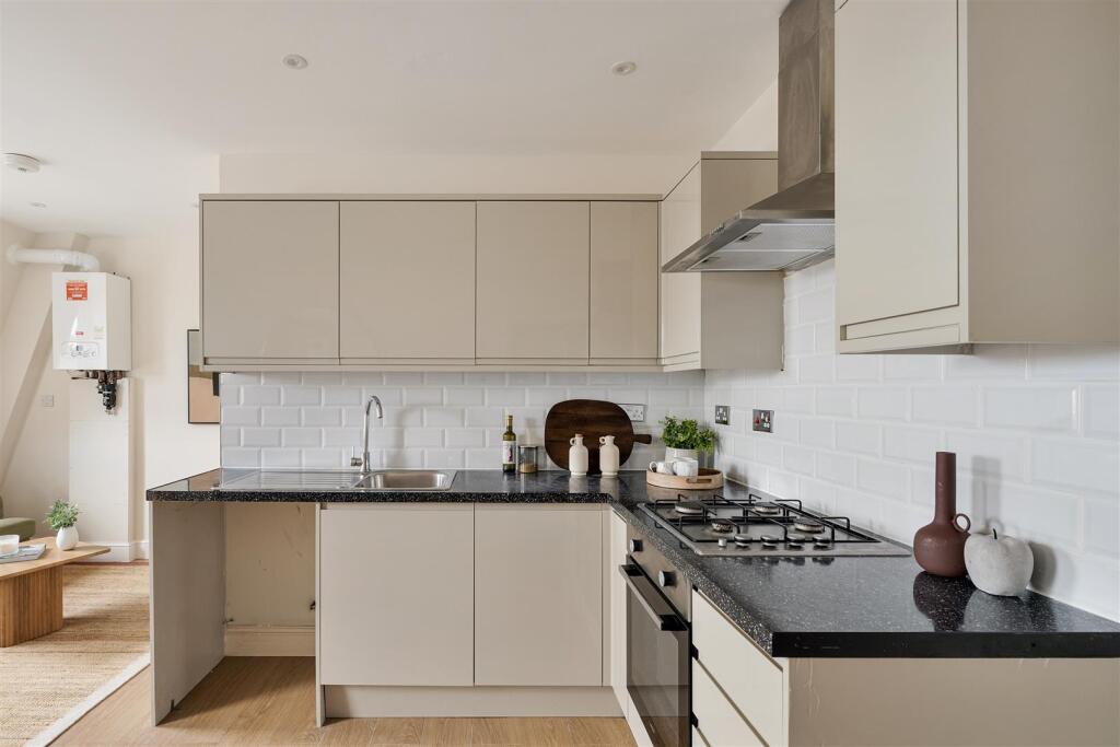 Eastwood Close, London photo 2