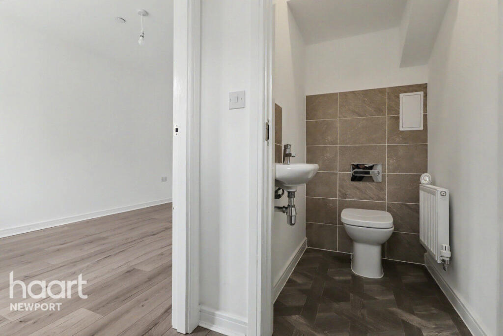 House in Newport - View 4