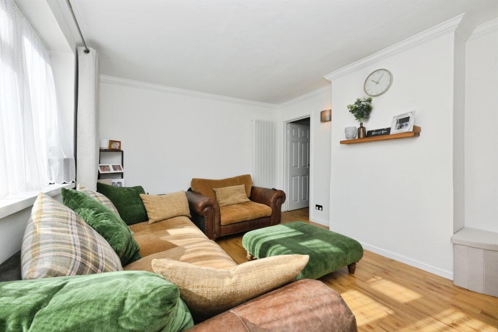 House in Welwyn Hatfield, Hertfordshire - View 4