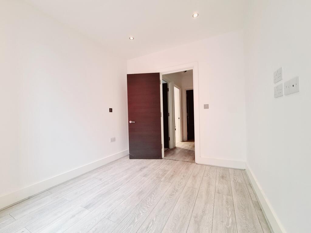 Apartment in Watford, North Watford - View 5