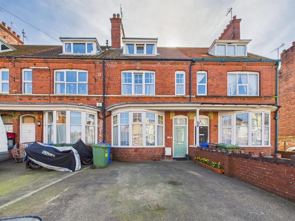 5-bed terraced on Trinity Road, Bridlington, £200,000