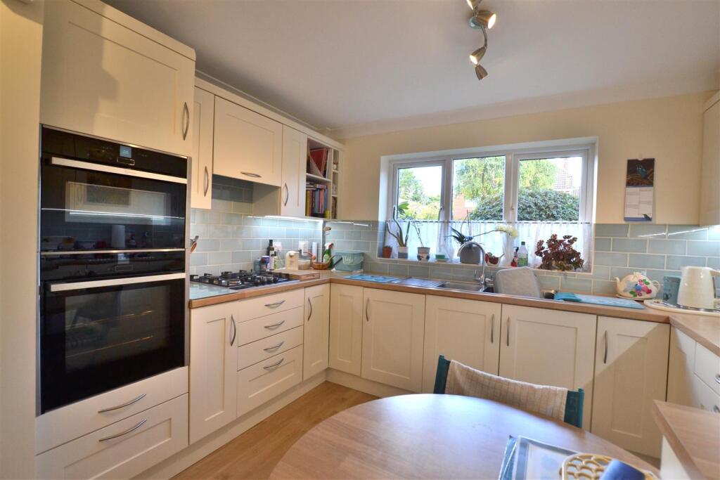 House in Hart, Fleet - More