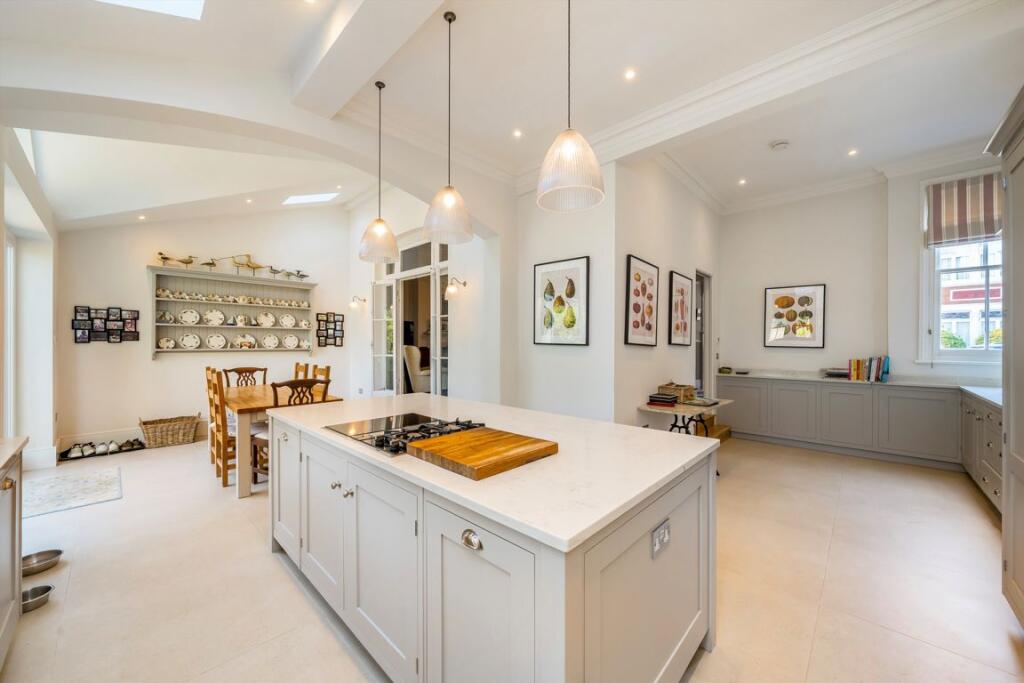 House in Twickenham - More