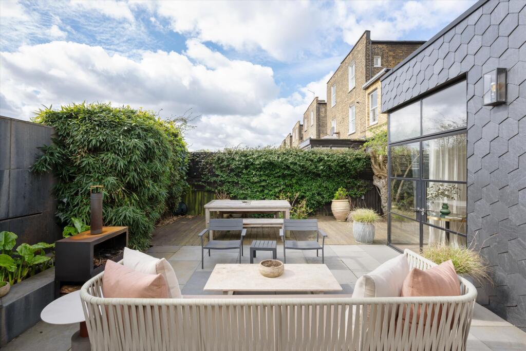 House in London - View 2