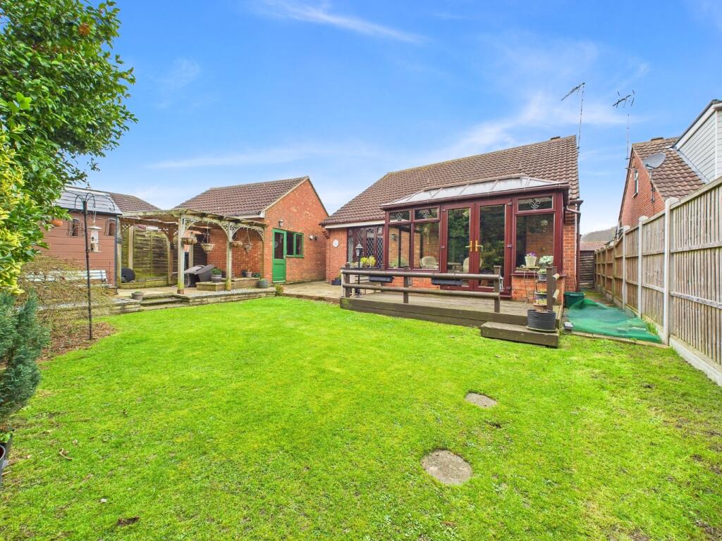 Thorndale, Thundersley, Essex, SS7 3SR photo 2