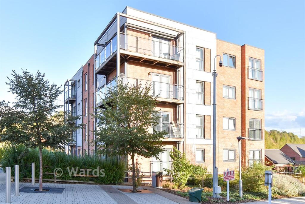 2-bed flat on Eyres Drive, Castle Hill, Ebbsfleet Valley, Kent, £275,000