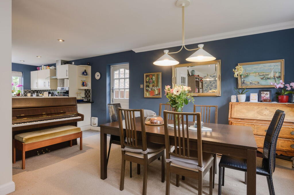 House in Leatherhead - View 4