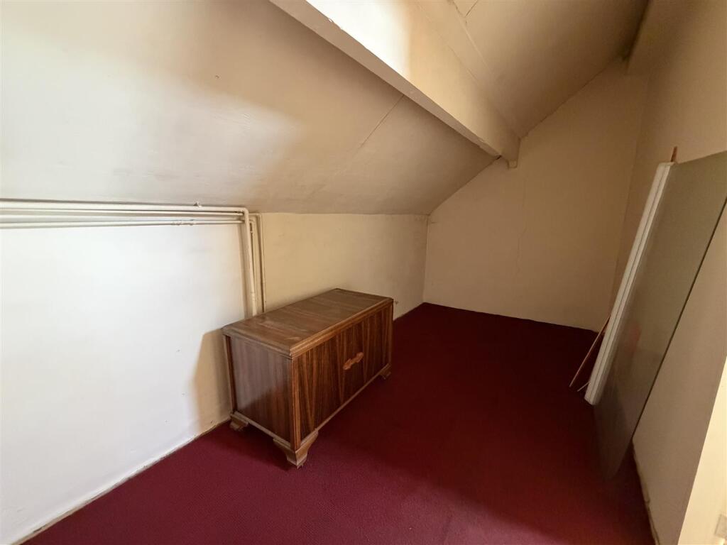 House in Bradford, Birchcliffe, Keighley - More