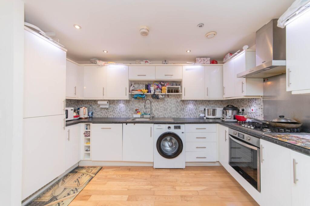 Apartment in Watford - More