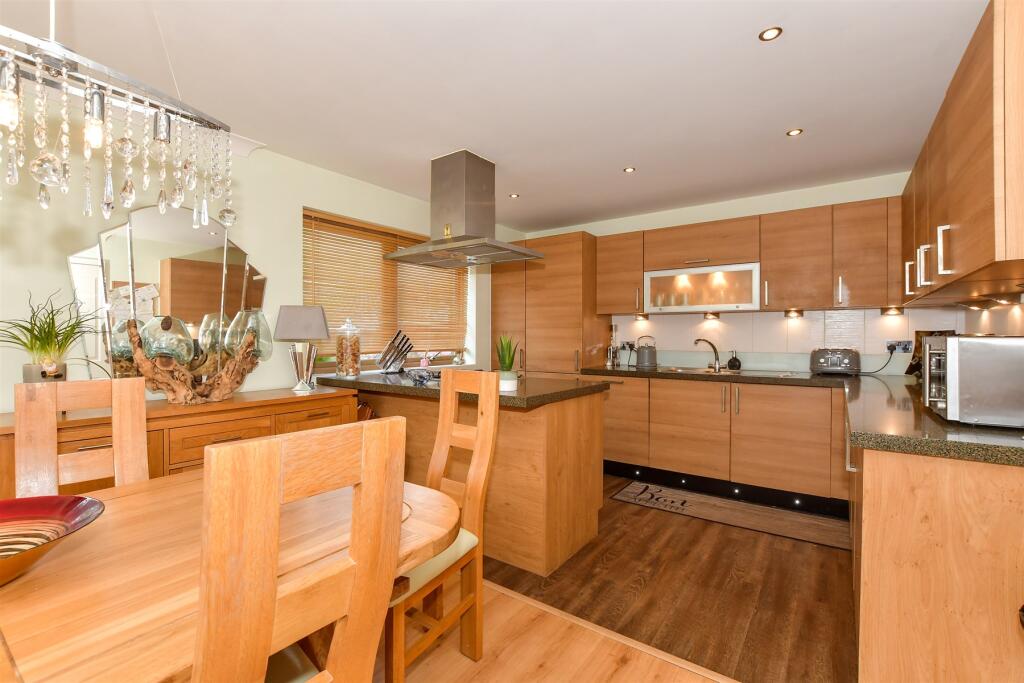 3-bed detached on Braeburn Road, Crawley, West Sussex, £450,000