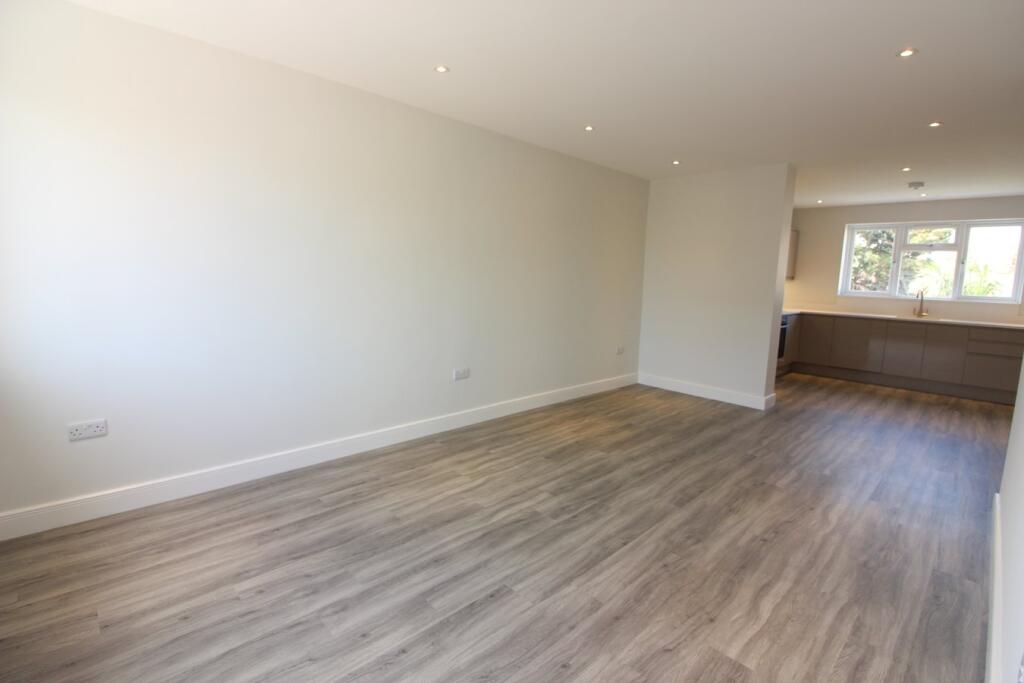 Apartment in Elmbridge, Molesey - View 4