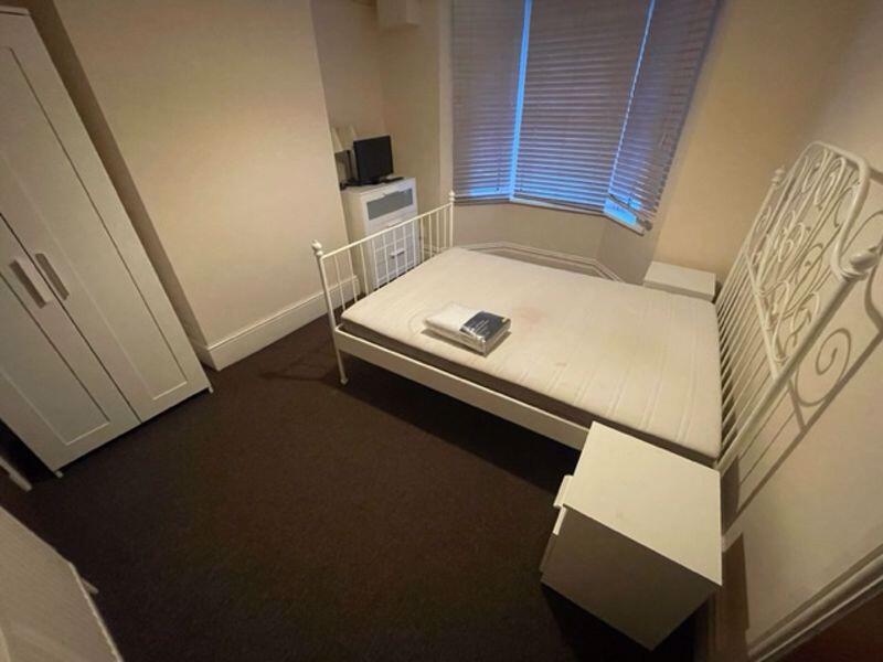 Main image of property: En-suite room to rent, all bills included, Lincoln Street, Town Centre