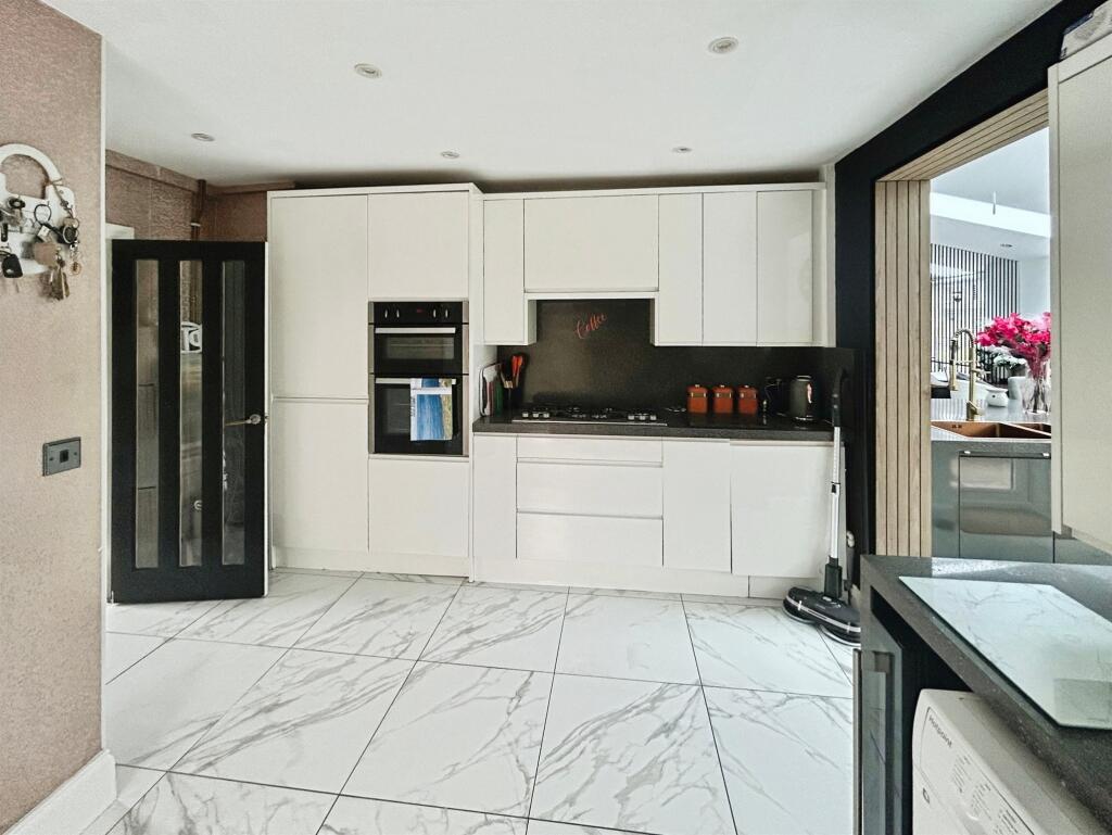 House in Leeds, West Yorkshire - View 4