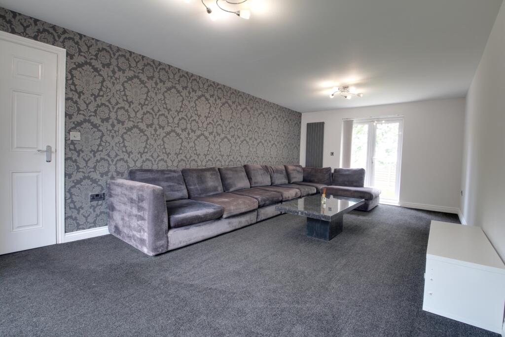House in Bradford, Fourlands, Idle - View 2