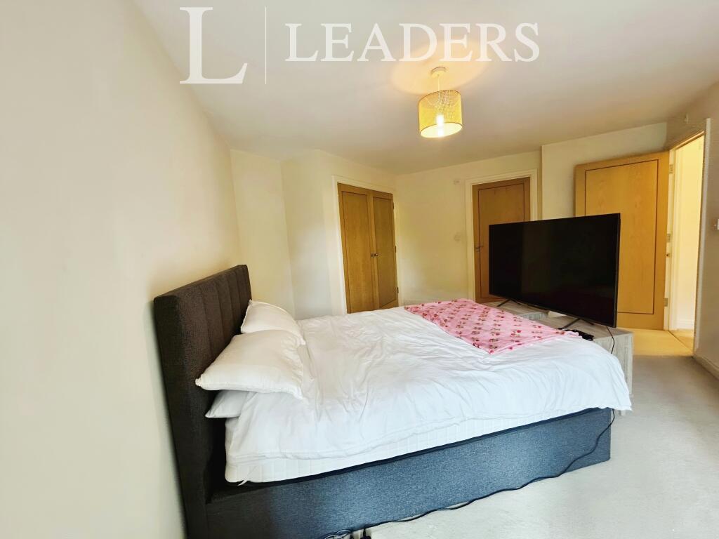 Apartment in Redditch, Worcestershire - More