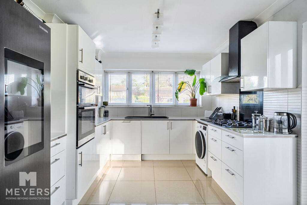 Larch Way, Ferndown, BH22 9 photo 3
