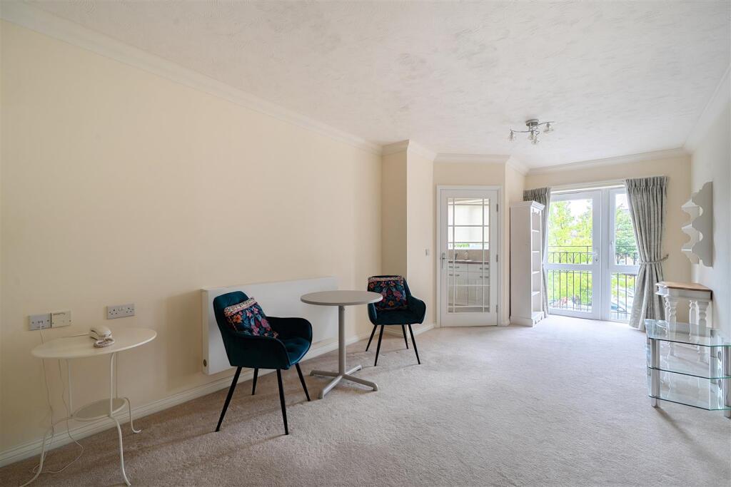 Apartment in Kingston upon Thames - View 5