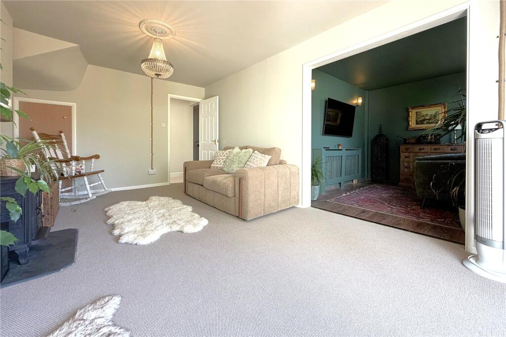 Pierrefondes Avenue, Farnborough, Hampshire, GU14 photo 3