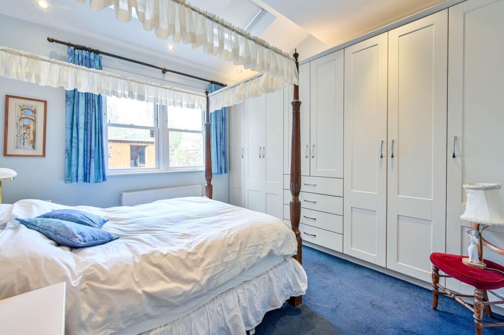 Apartment in London, Royal Borough of Kingston upon Thames - More