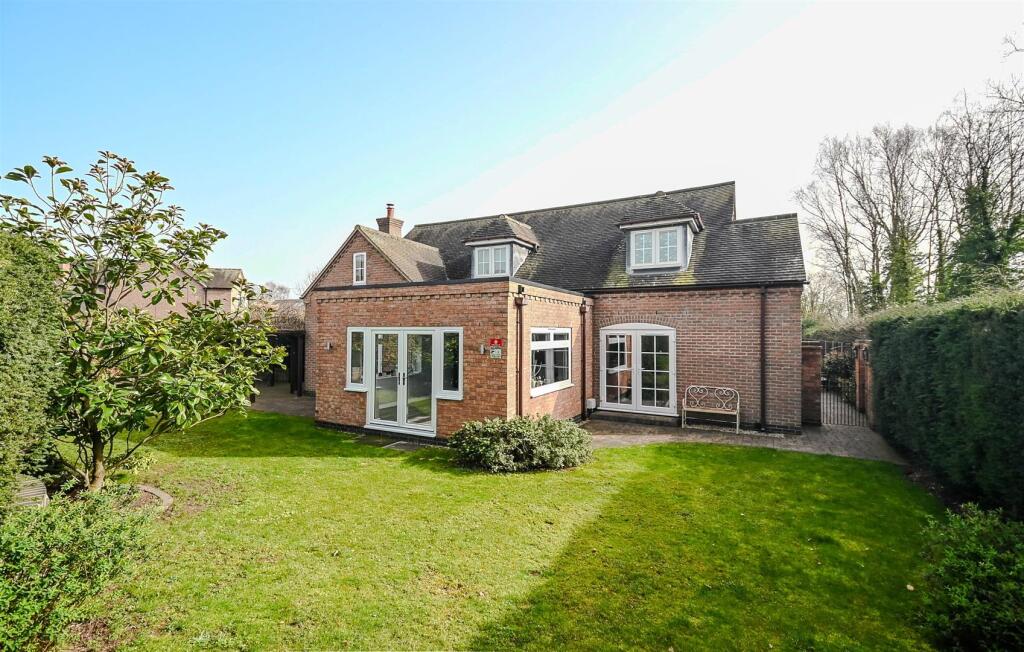 5-bed detached on The Cricketers, Alrewas, DE13, £875,000