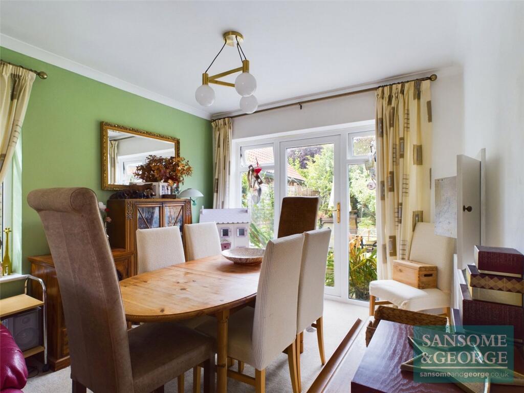 Reading Road, Burghfield Common, RG7 - More