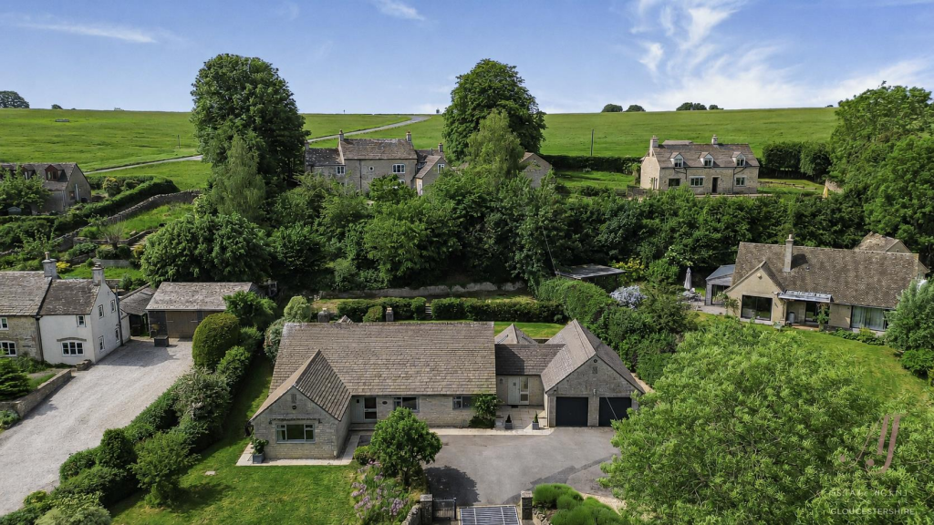 3-bed detached on Burleigh, Stroud, £935,000