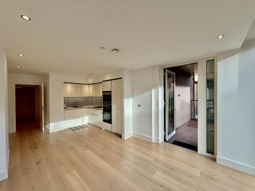 Apartment in Southall - View 5