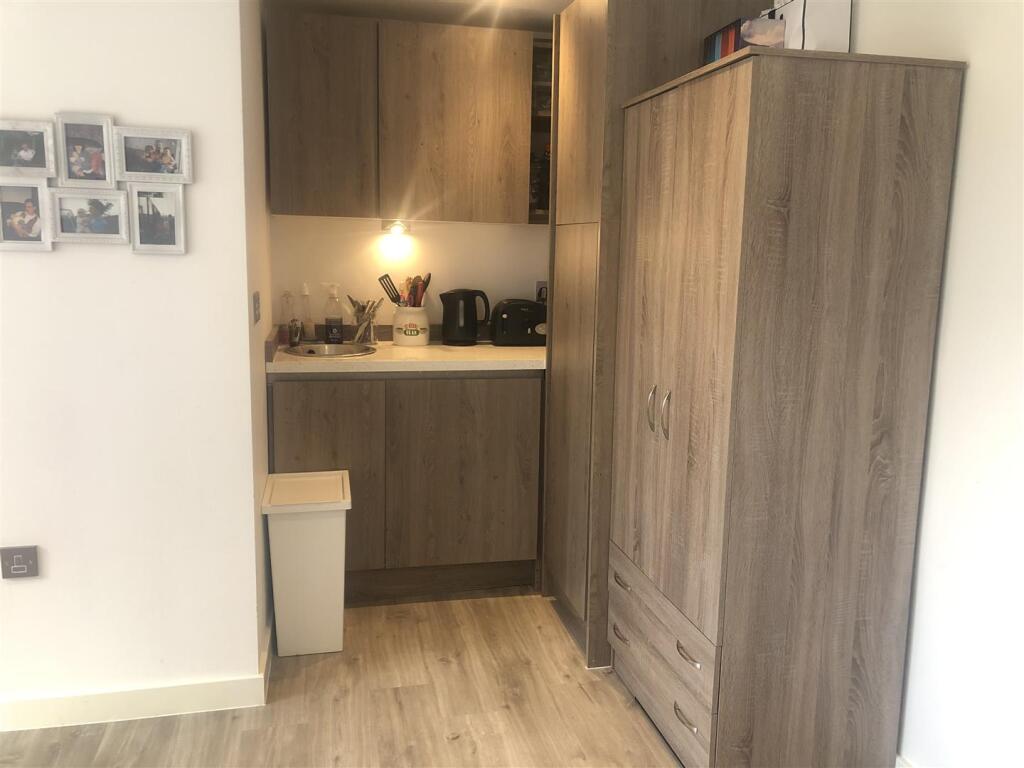 Apartment in Kingston upon Thames - View 4