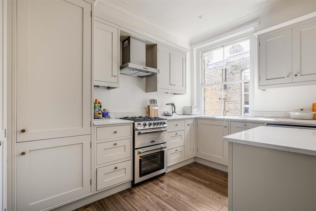 Apartment in London, Wandon Estate, Fulham - View 5