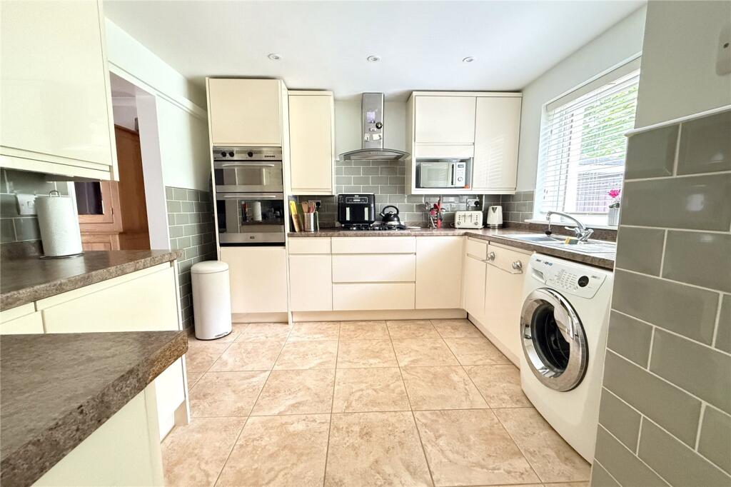 House in Bracknell, Hanworth - View 2
