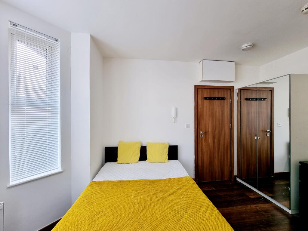 Apartment in Slough - More