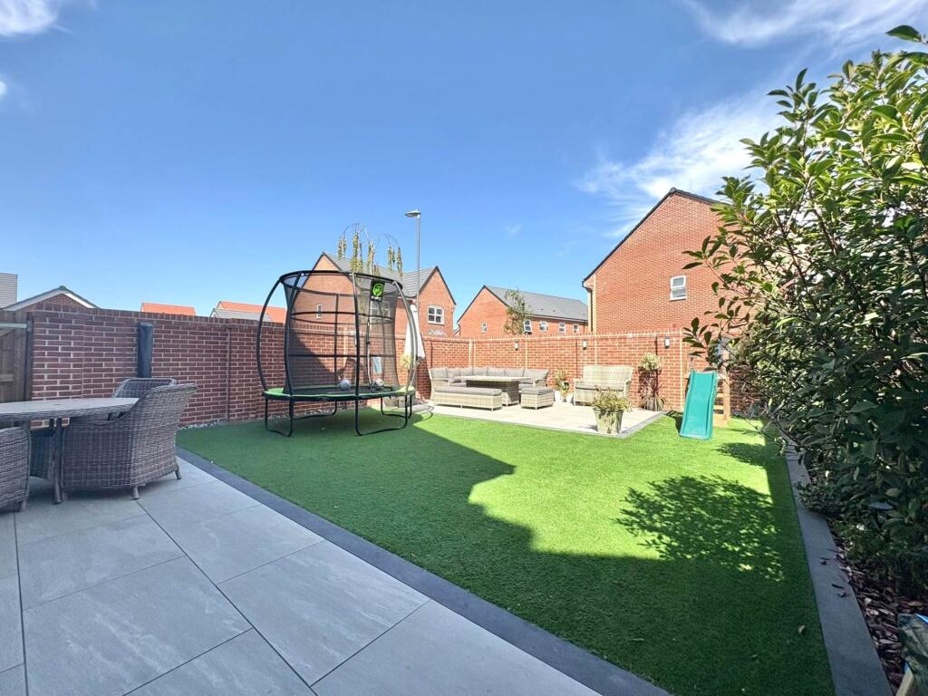 House in Hemel Hempstead, Orchard Green, Kingsbrook - View 2