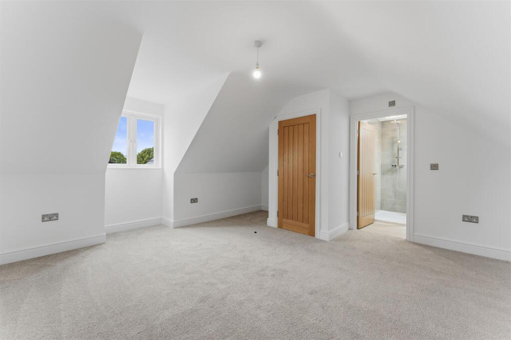 NN16 - Neale Avenue, Kettering - More