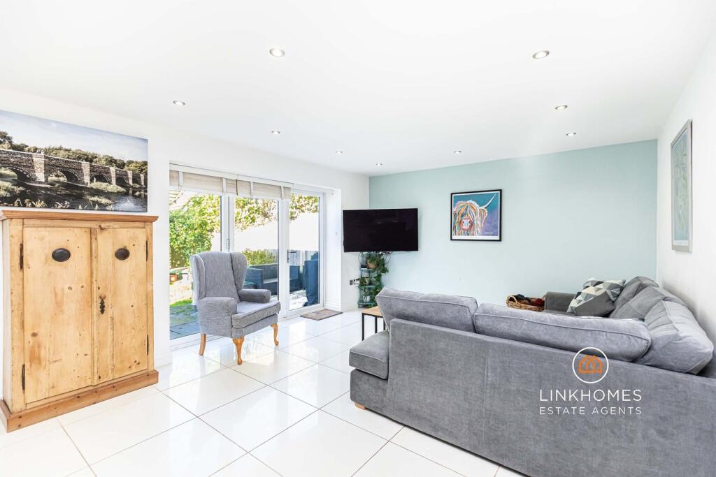 House in Corfe Mullen - View 4