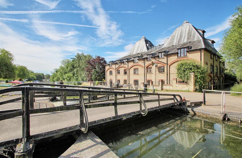 Main image of property: RIVER MEADS, STANSTEAD ABBOTTS - DIRECT RIVER VIEWS