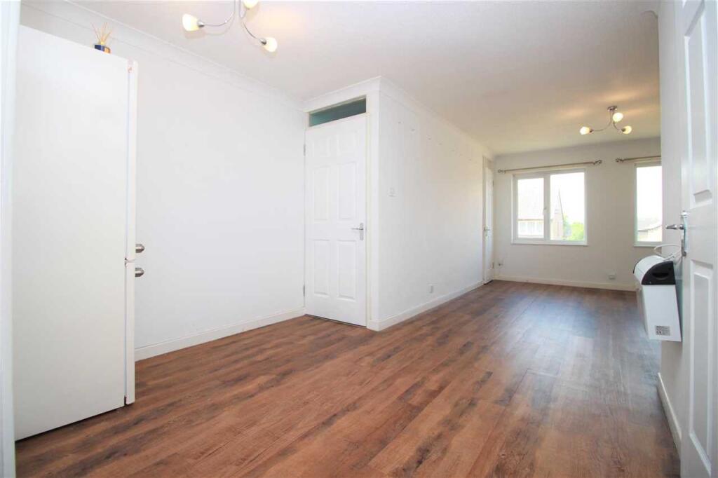 Camellia Close, ROMFORD photo 3