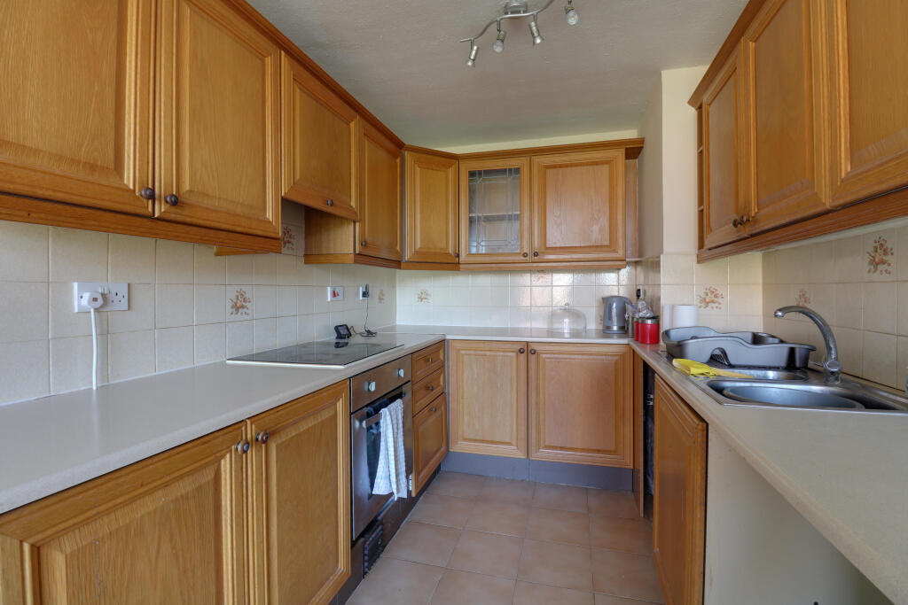 Spackmans Way, Slough, Berkshire, SL1 2SB photo 2