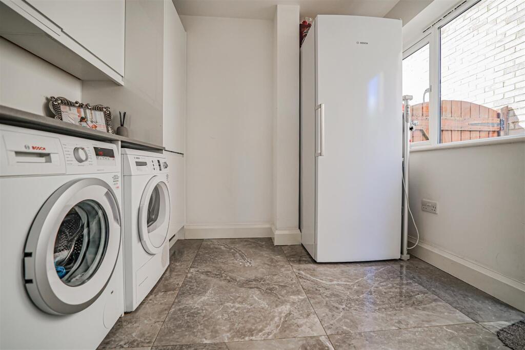 House in Dacorum, Leverstock Green - More