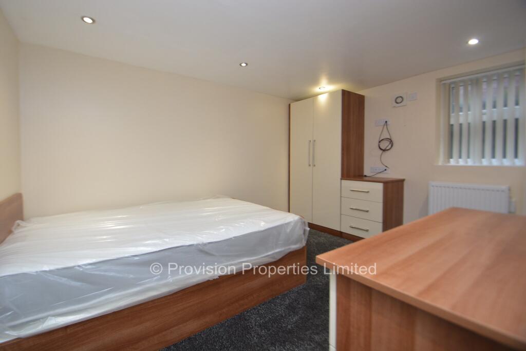 8 bedroom semi-detached house for rent